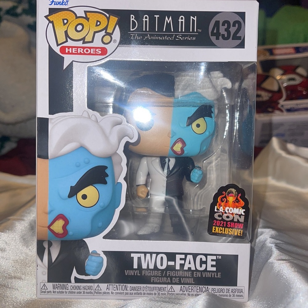 LA Comic Con 2021 Exclusive Two Face DC Funko Pop - Picture 2 of 5